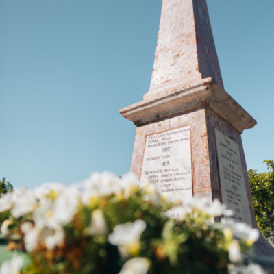 Monument fleuri à Saint-Florent
