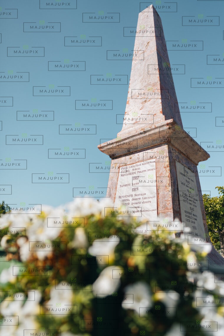 Monument fleuri à Saint-Florent