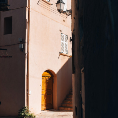 Ruelle de Saint-Florent en été