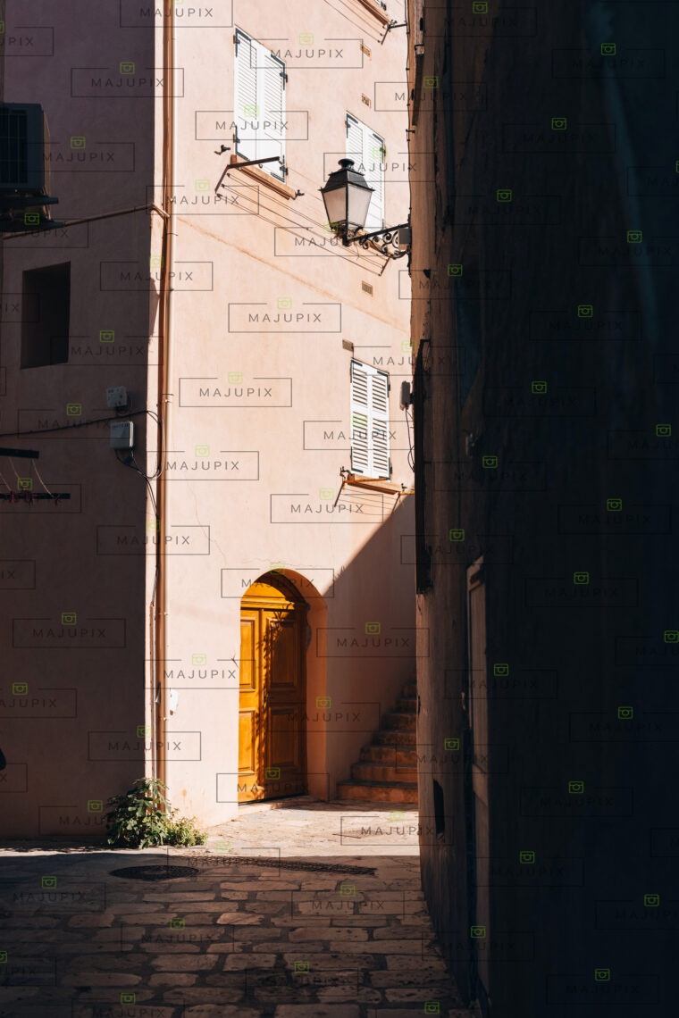 Ruelle de Saint-Florent en été