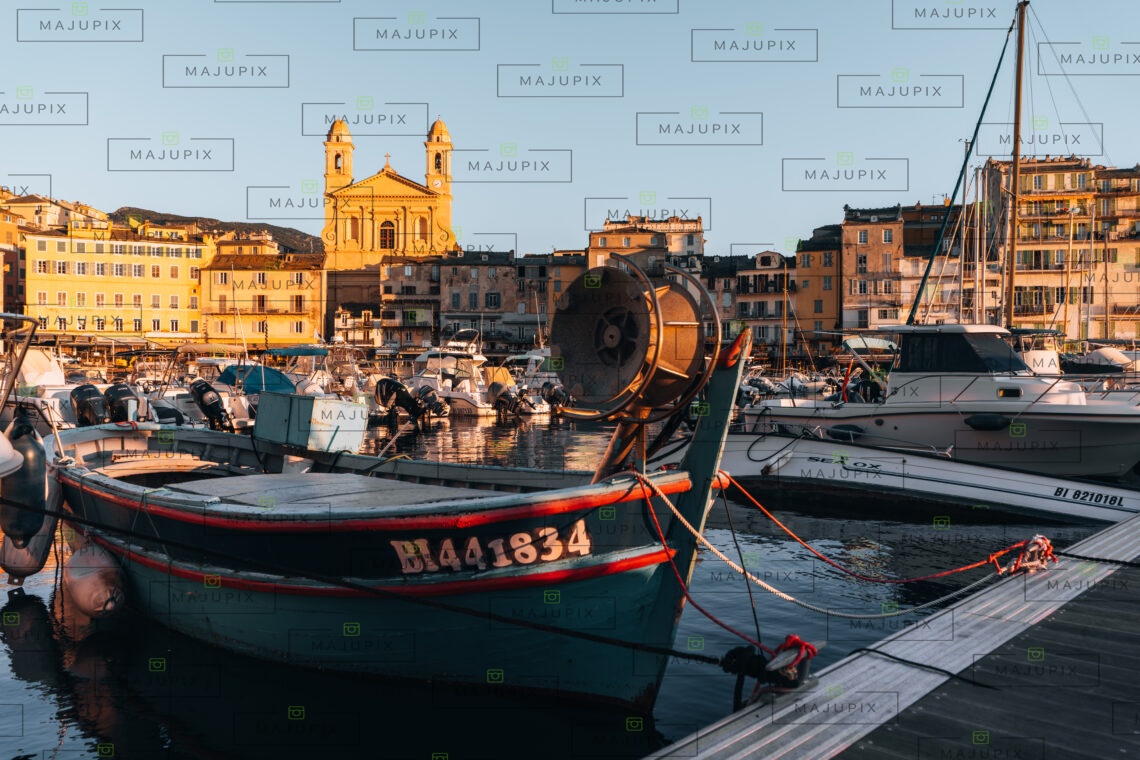 Vieux port de Bastia au lever de soleil