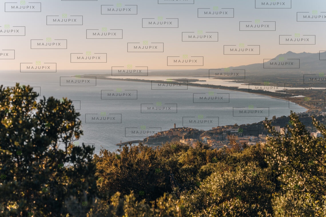 Vue sur Bastia au lever de soleil depuis Ville di Pietrabugno