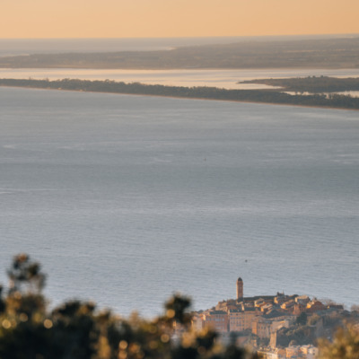 Vue sur Bastia au lever de soleil depuis Ville di Pietrabugno