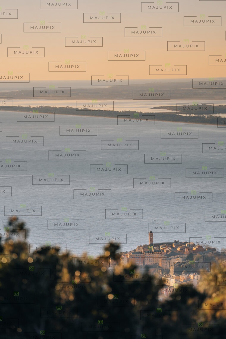 Vue sur Bastia au lever de soleil depuis Ville di Pietrabugno