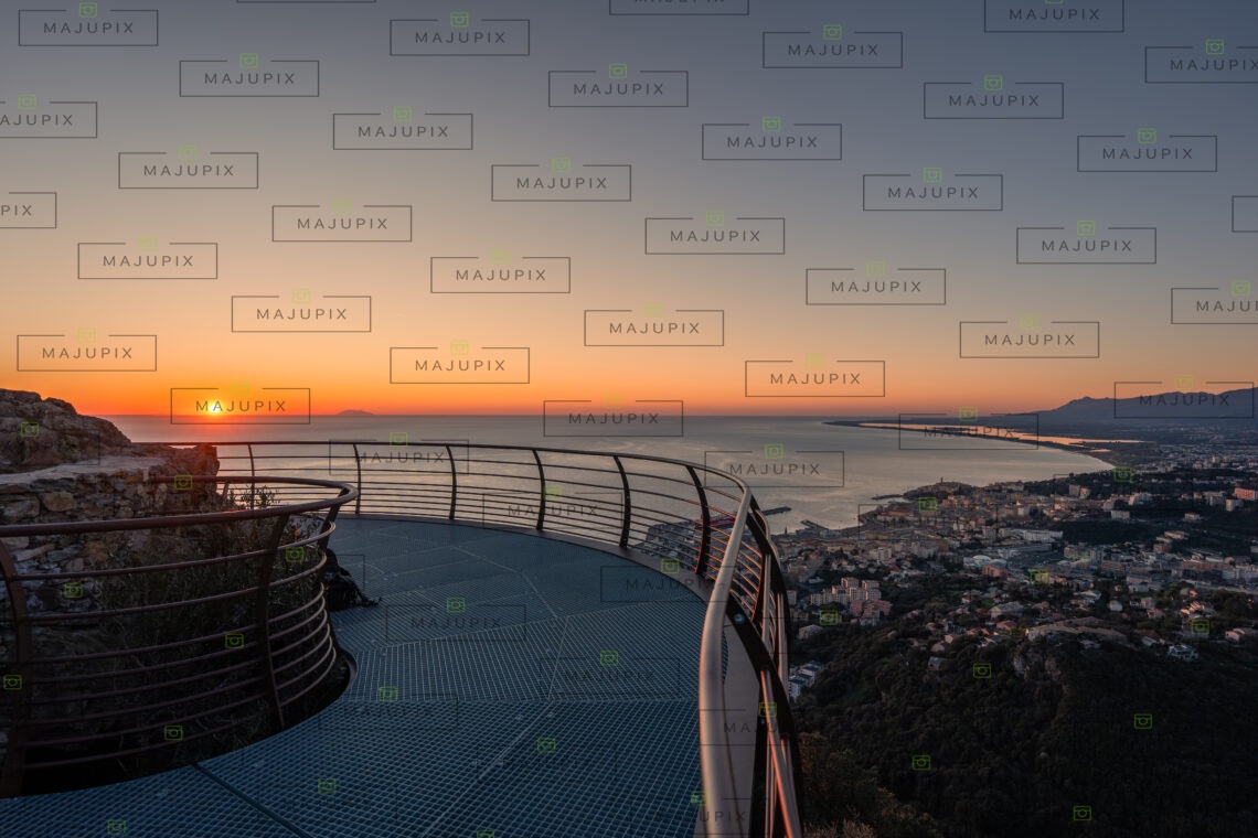Vue sur Bastia au lever de soleil depuis Ville di Pietrabugno