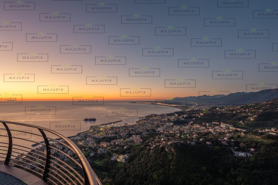 Vue sur Bastia au lever de soleil depuis Ville di Pietrabugno