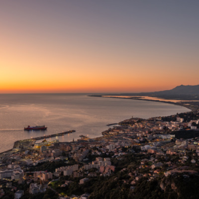 Vue sur Bastia au lever de soleil depuis Ville di Pietrabugno