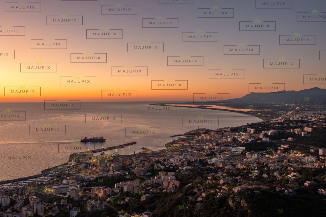 Vue sur Bastia au lever de soleil depuis Ville di Pietrabugno
