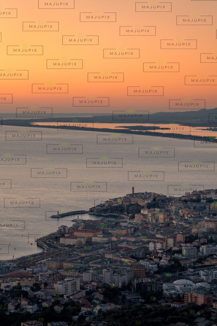 Vue sur Bastia au lever de soleil depuis Ville di Pietrabugno