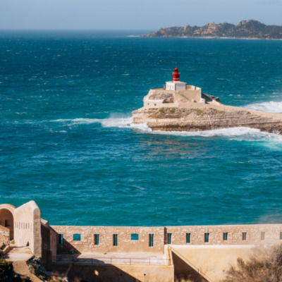 Phare de la Madonetta depuis le chemin des rondes à Bonifacio