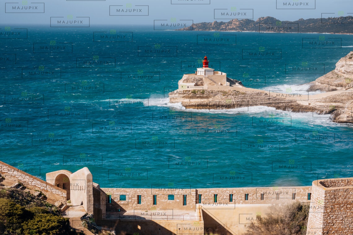 Phare de la Madonetta depuis le chemin des rondes à Bonifacio