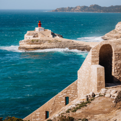 Phare de la Madonetta depuis le chemin des rondes à Bonifacio