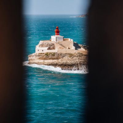 Phare de la Madonetta depuis le chemin des rondes à Bonifacio