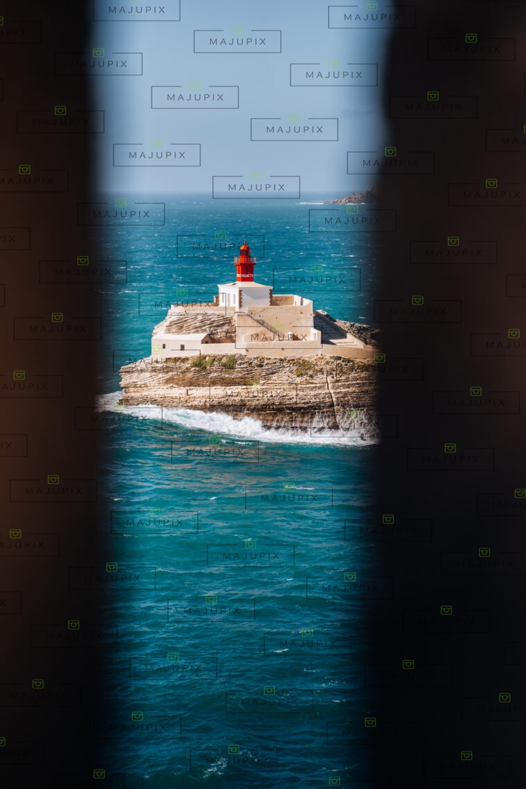 Phare de la Madonetta depuis le chemin des rondes à Bonifacio