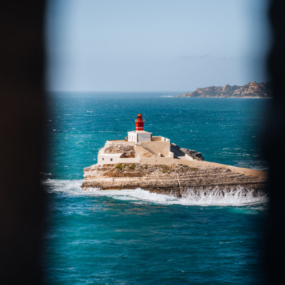 Phare de la Madonetta depuis le chemin des rondes à Bonifacio