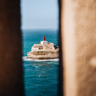 Phare de la Madonetta depuis le chemin des rondes à Bonifacio