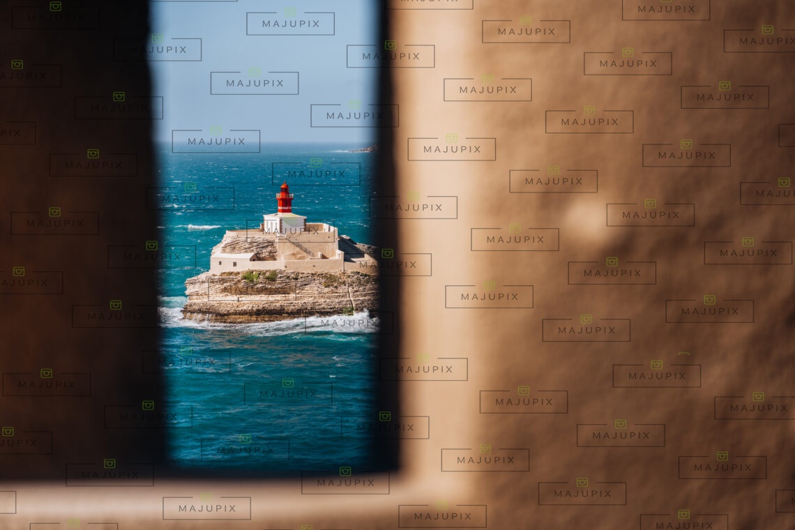 Phare de la Madonetta depuis le chemin de ronde à Bonifacio