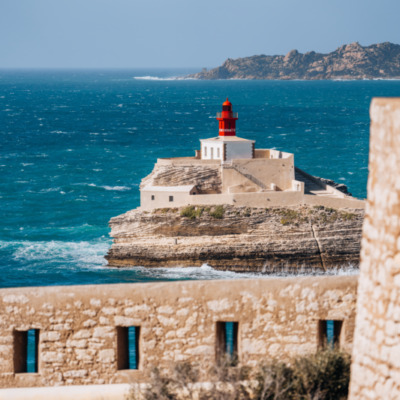 Phare de la Madonetta depuis le chemin des rondes à Bonifacio