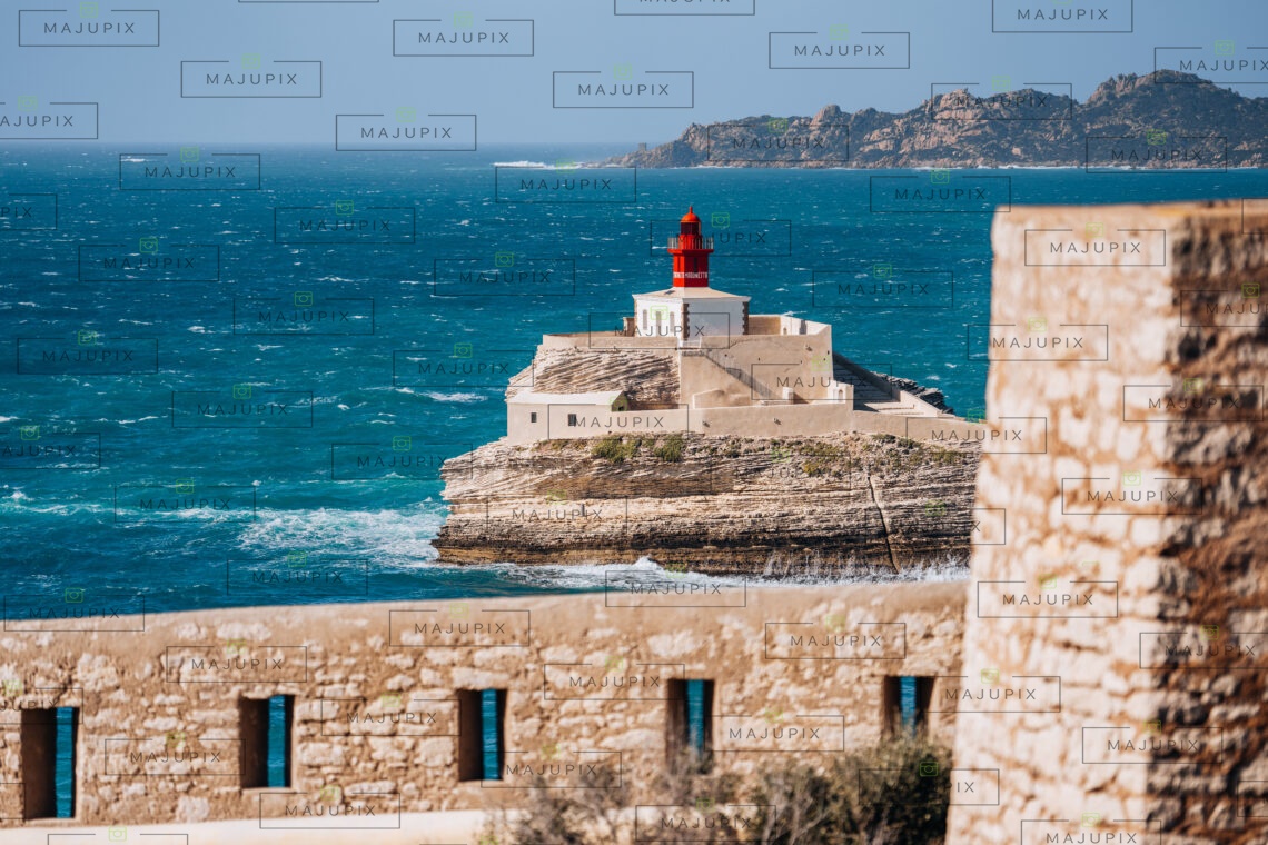 Phare de la Madonetta depuis le chemin des rondes à Bonifacio