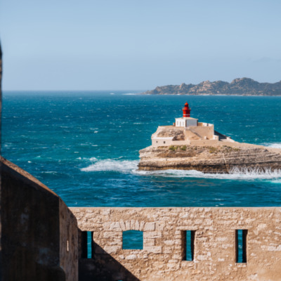 Phare de la Madonetta depuis le chemin des rondes à Bonifacio