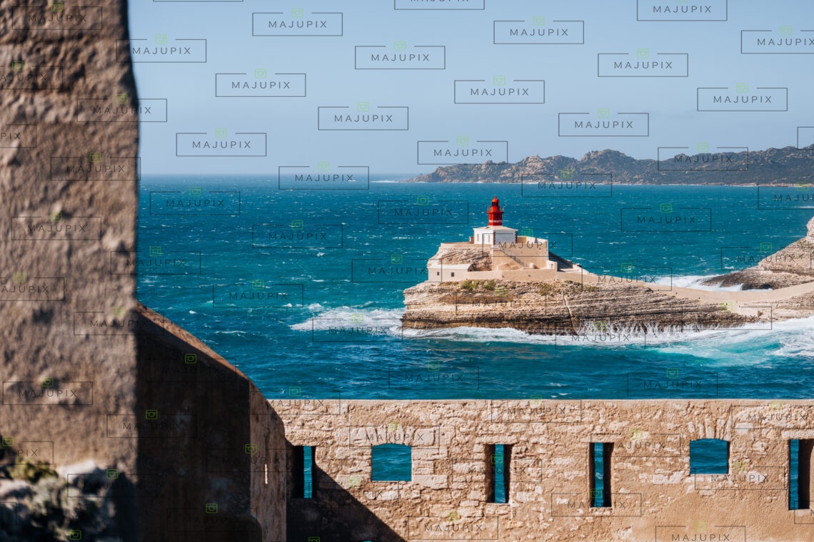 Phare de la Madonetta depuis le chemin des rondes à Bonifacio