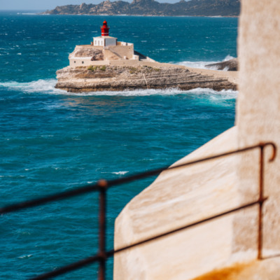 Phare de la Madonetta depuis le chemin des rondes à Bonifacio