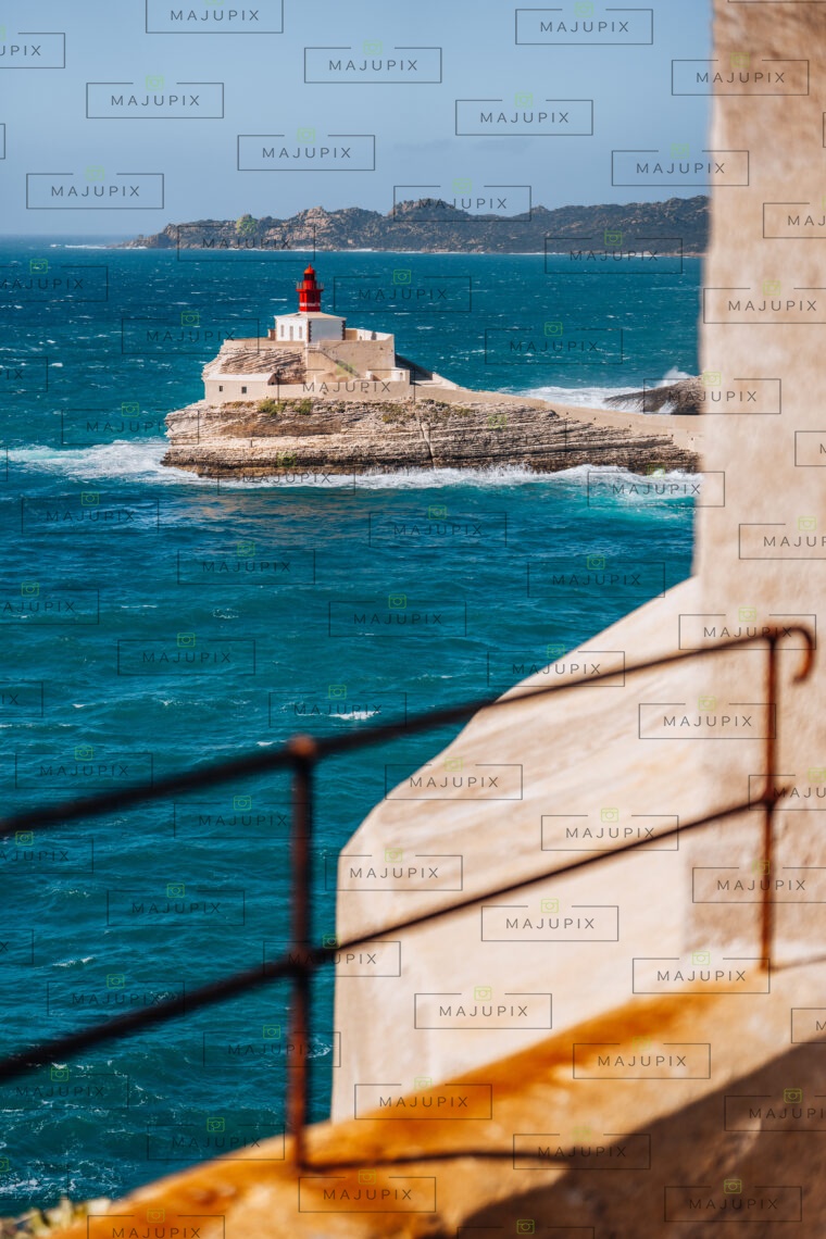 Phare de la Madonetta depuis le chemin des rondes à Bonifacio