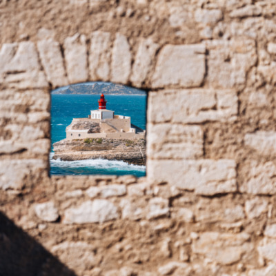 Phare de la Madonetta depuis le chemin des rondes à Bonifacio