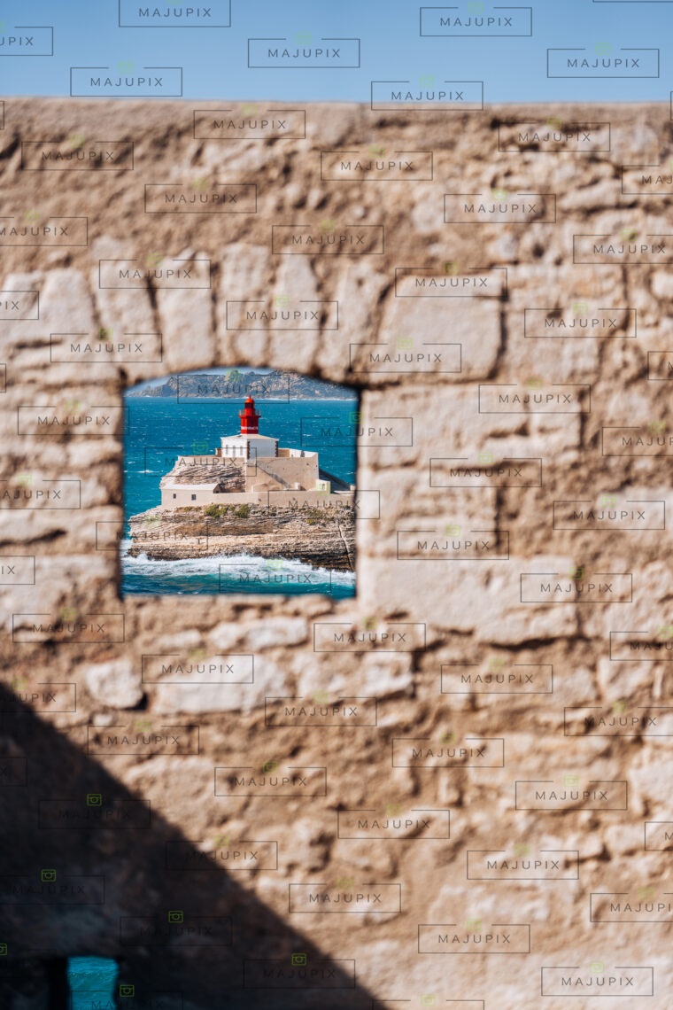 Phare de la Madonetta depuis le chemin des rondes à Bonifacio