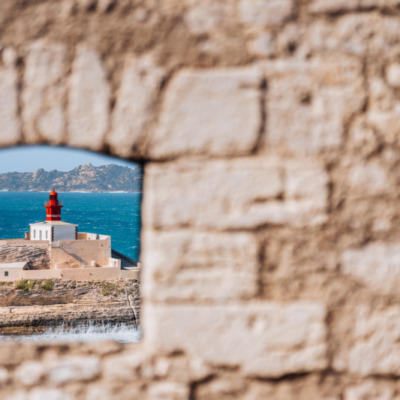 Phare de la Madonetta depuis le chemin des rondes à Bonifacio