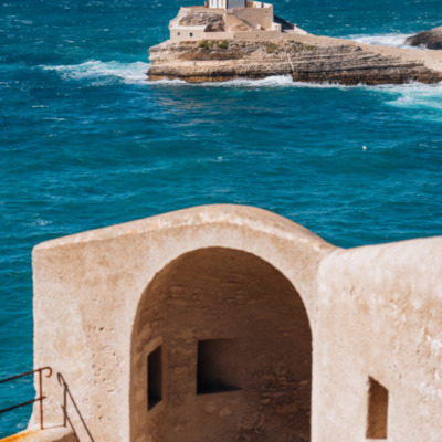Phare de la Madonetta depuis le chemin des rondes à Bonifacio