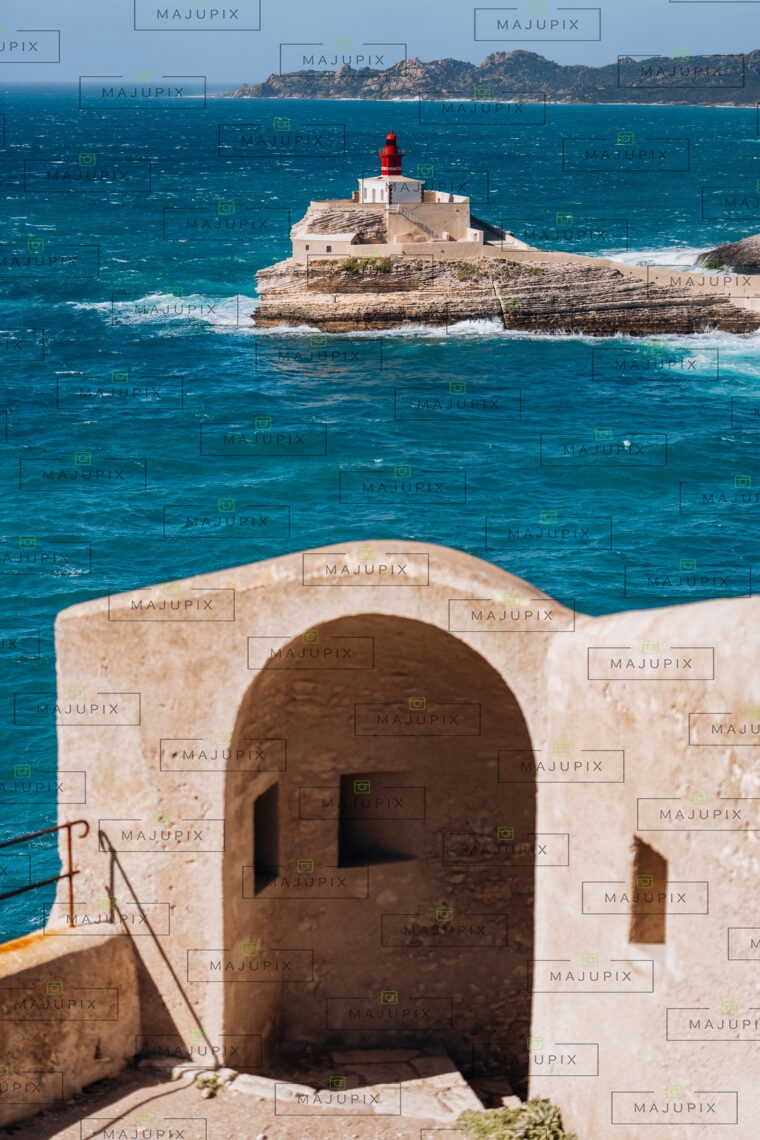 Phare de la Madonetta depuis le chemin des rondes à Bonifacio
