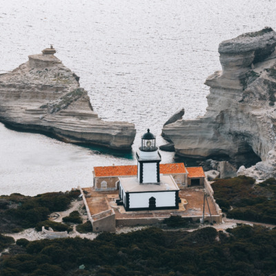 Phare et plage de Pertusato à Bonifacio