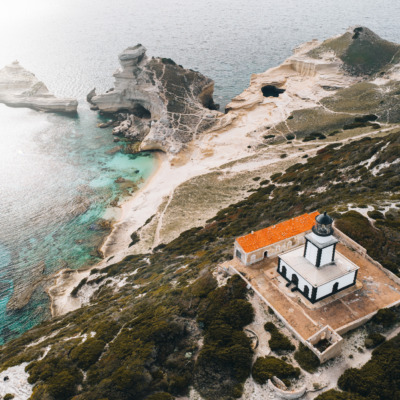 Plage et phare de Pertusato à Bonifacio