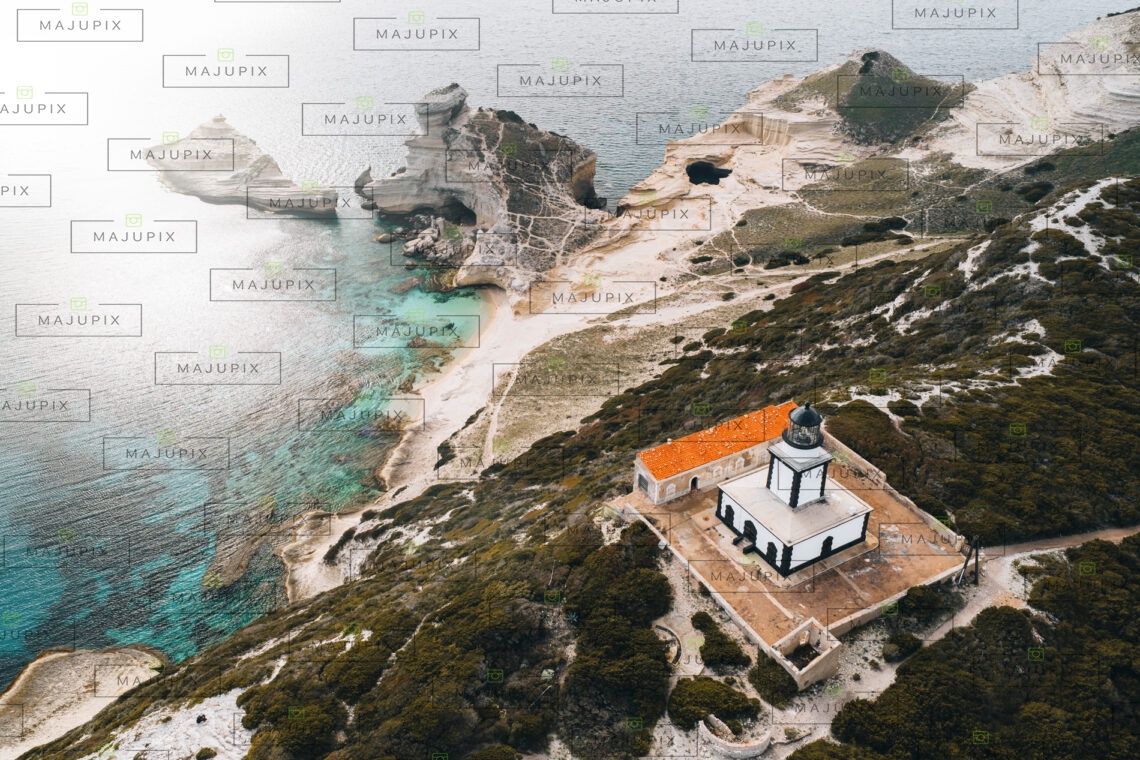 Plage et phare de Pertusato à Bonifacio