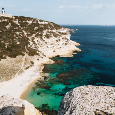 Phare et plage de Pertusato à Bonifacio
