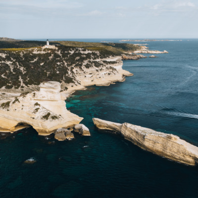 Plage et phare de Pertusato à Bonifacio