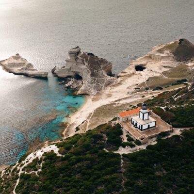 Plage et phare de Pertusato à Bonifacio