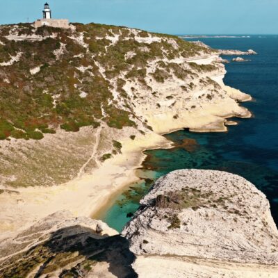 Plage et phare de Pertusato à Bonifacio