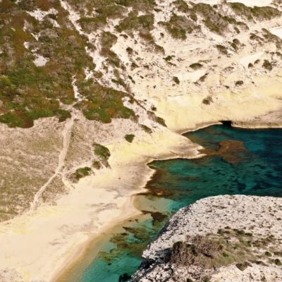 Plage et phare de Pertusato à Bonifacio