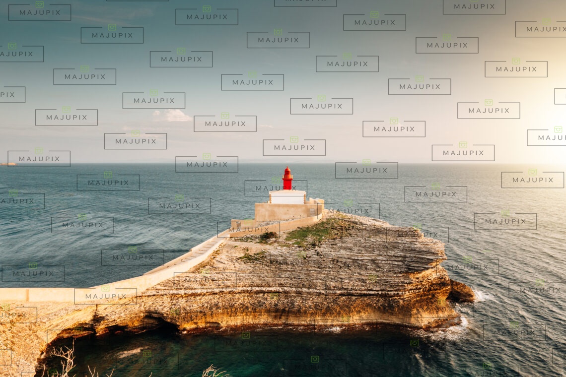 Phare de la Madonetta à Bonifacio au coucher de soleil