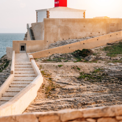 Phare de la Madonetta au coucher de soleil à Bonifacio