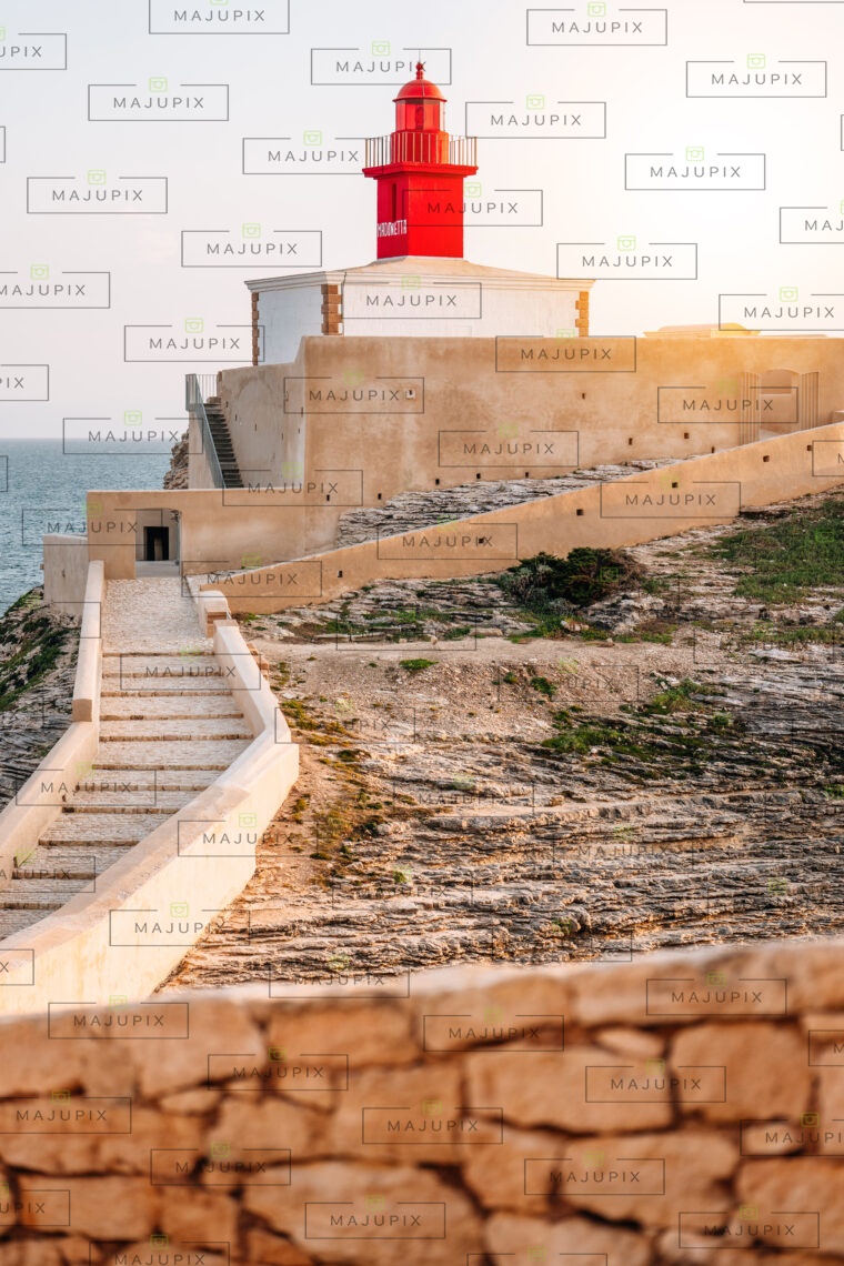 Phare de la Madonetta au coucher de soleil à Bonifacio