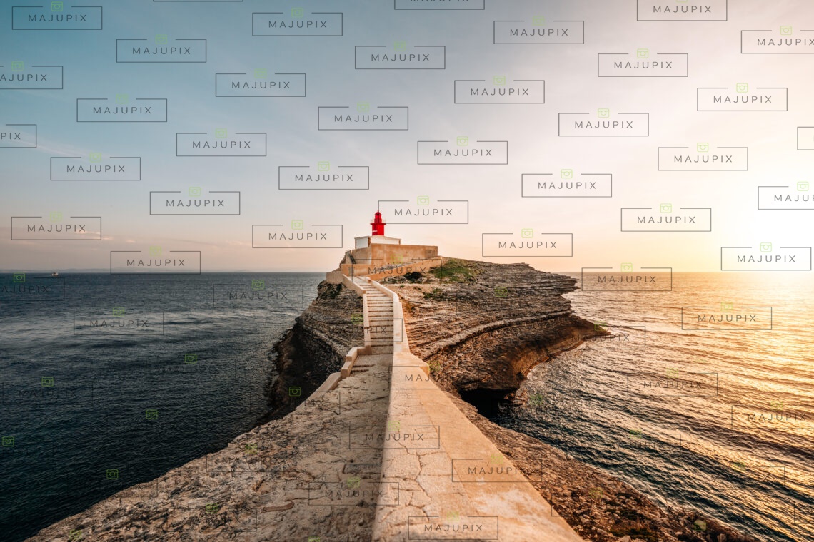 Phare de la Madonetta à Bonifacio au coucher de soleil