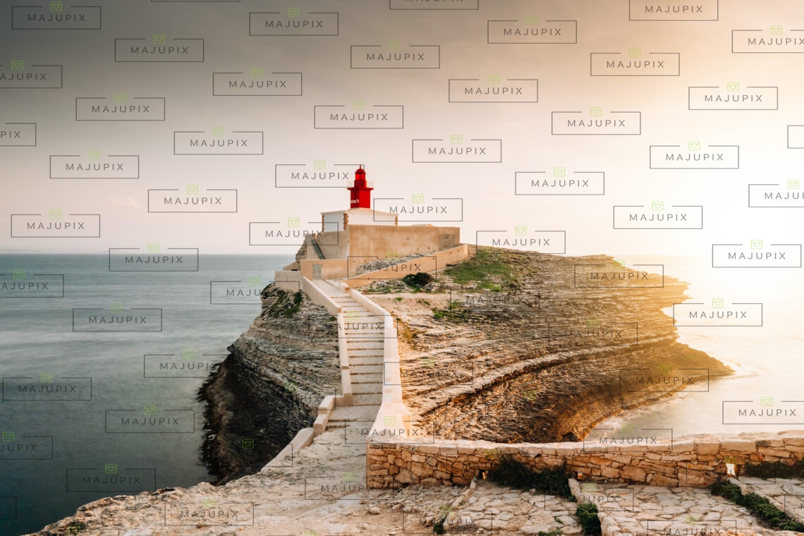 Phare de la Madonetta à Bonifacio au coucher de soleil