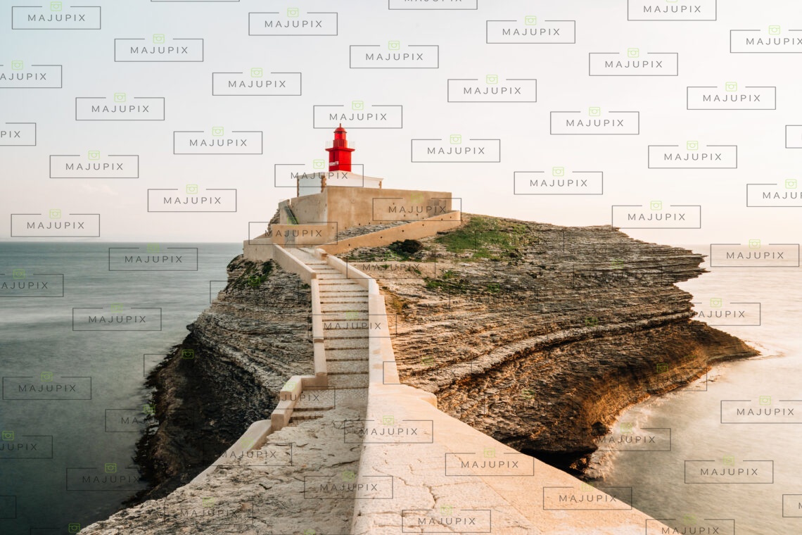 Phare de la Madonetta à Bonifacio au coucher de soleil