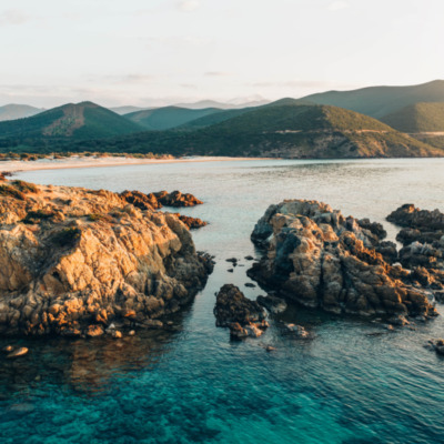 Plage et crique de l'Ostriconi au coucher de soleil