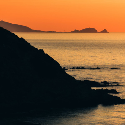 L'ile-Rousse depuis la plage de l'Ostriconi au coucher de soleil