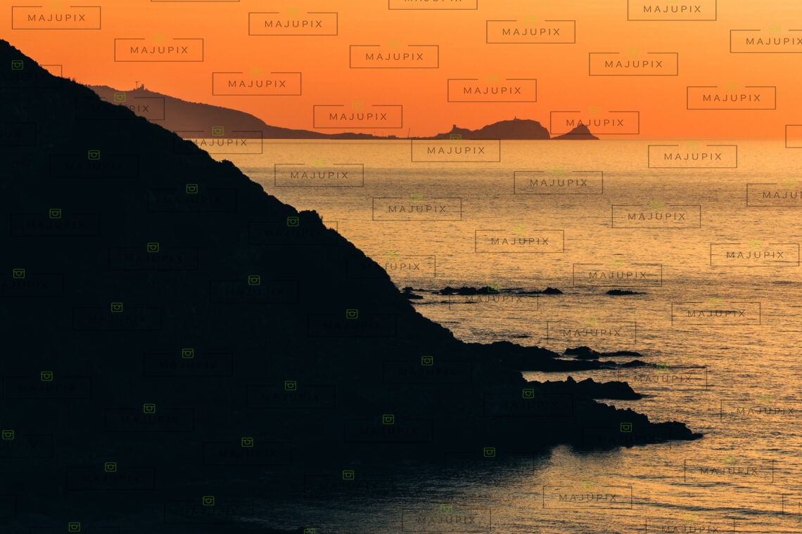 L'ile-Rousse depuis la plage de l'Ostriconi au coucher de soleil