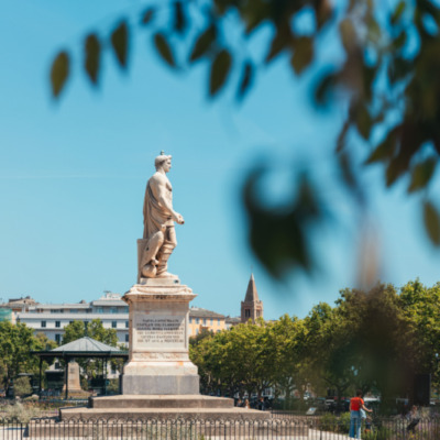 Statue Napoléon sur la place Saint-Nicolas à Bastia